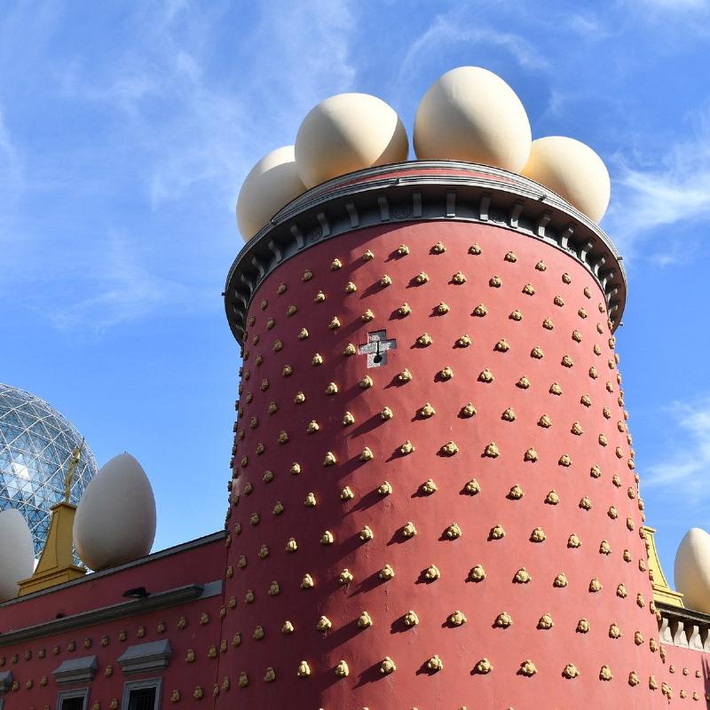 Vue extérieure du Théâtre-Musée Salvador Dalí à Figueres, Espagne, un lieu emblématique pour découvrir la peinture surréaliste et les œuvres d’art du maître.